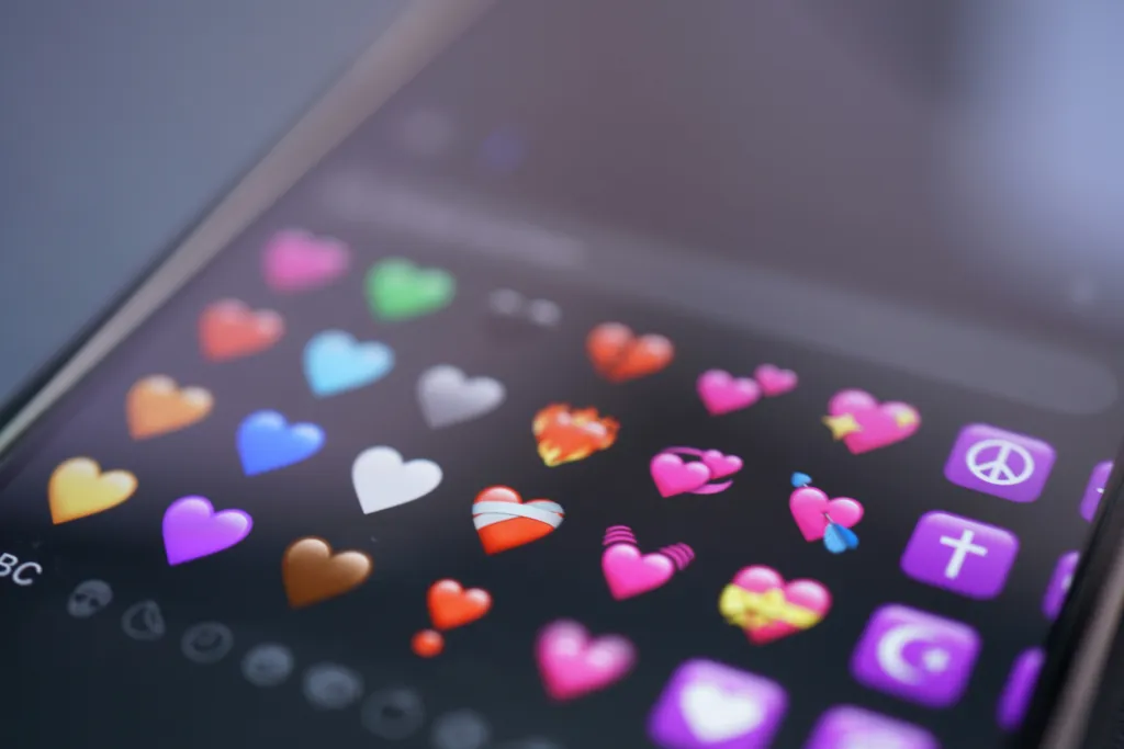 Images, émojis et hashtags sur les réseaux sociaux : le guide des bonnes pratiques accessibles