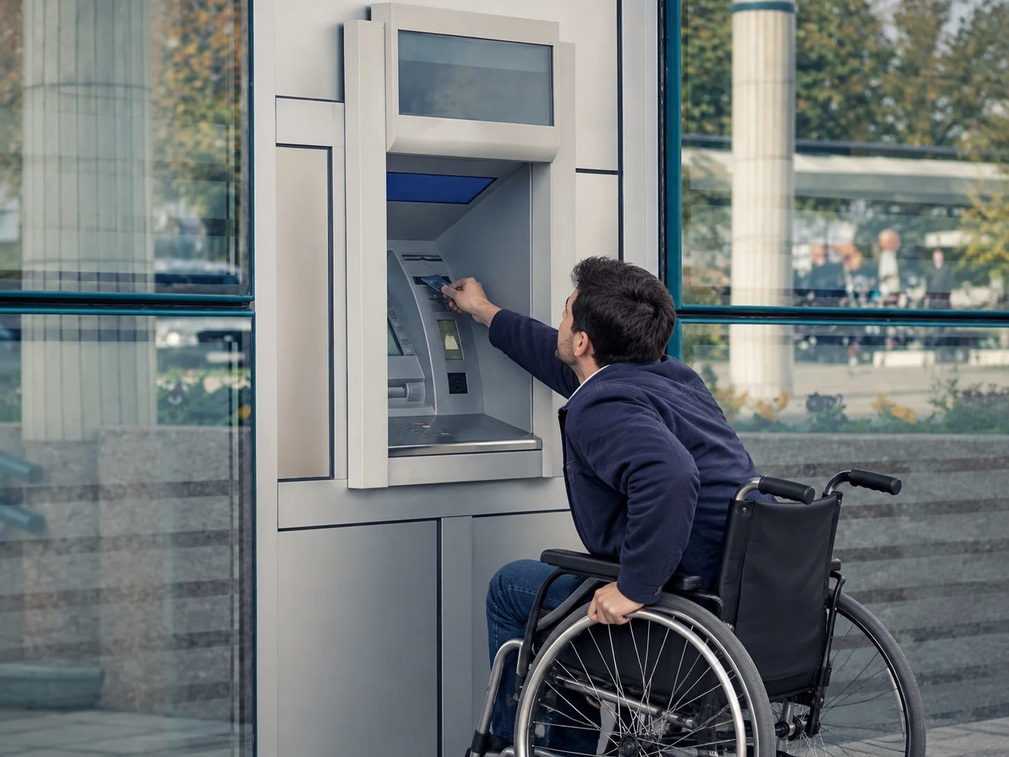 Bancomat : braille, guide vocal et hauteur des appareils